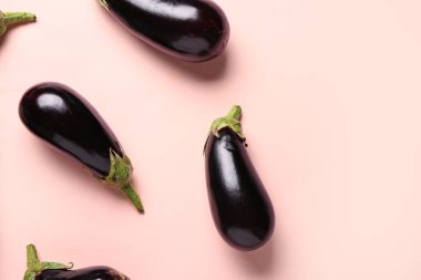 Pembe bir arka plan üzerinde taze patlıcan