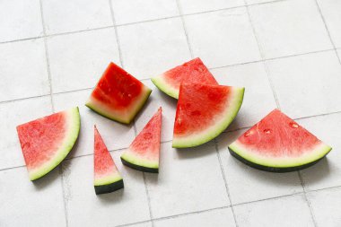 Beyaz karpuz arkaplanda taze karpuz parçaları