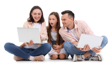 Beyaz arka planda izole edilmiş aletleri olan mutlu bir aile.