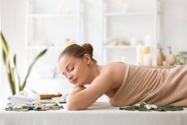 Güzeller güzeli genç bir kadın kaplıcada dinleniyor.