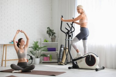 Spor salonunda vücut pozitif kadın eğitimi