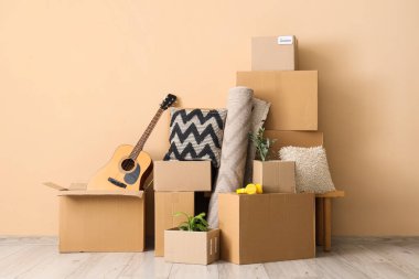 Odada bej duvarın yakınındaki karton kutular.