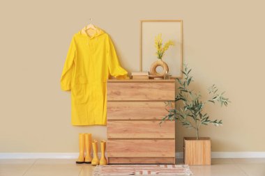 Sarı yağmurluklu, çizmeli ve tuvaletli koridorun içi.