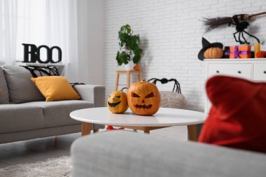 Oturma odasındaki masada Cadılar Bayramı balkabakları