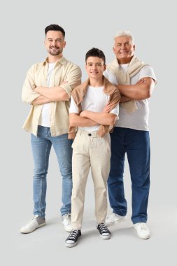 Babası ve büyükbabasıyla hafif bir geçmişi olan genç bir çocuk.