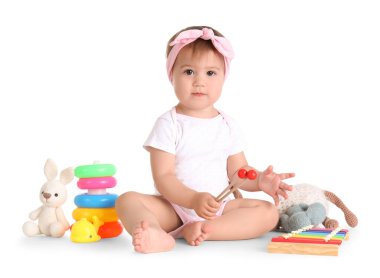 Şirin bebek beyaz arka plan üzerinde oyuncaklar ile oynama