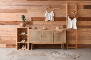 Çekmeceler, raflar ve merdiven. Koridorun iç tarafında.