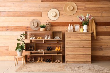 Vazoda çiçekler, koridorda dekor olan çekmeceleri rafa kaldırıyorum.