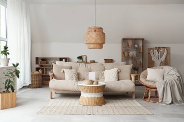 Koltuk, kanepe ve oturma odasının içinde kutular olan hasır masa.