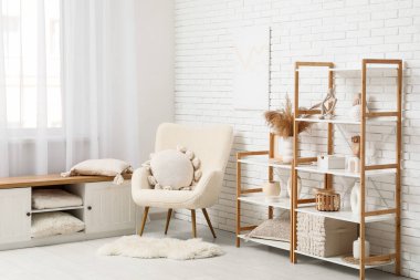 Dekorlu, koltuklu ve büfeli raf odası beyaz tuğlalı duvarın yanında.