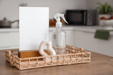 Aroma spreyli tepsi, boş çerçeve ve dekorasyon mutfak masasında, yakın plan.