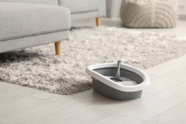 Odada yerde silis kristalleri olan kedi kumu kutusu.