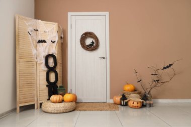 Cadılar Bayramı için dekore edilen koridorun içi kapı, katlama perdesi ve balkabaklarıyla süslenmiş.