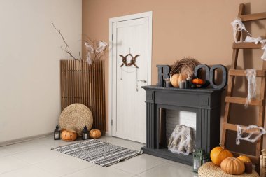 Koridorun içi kapı, şömine rafı ve merdivenle süslenmiş.