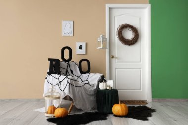 Koridorun içi Cadılar Bayramı için kapı, koltuk ve balkabaklarıyla süslenmiş.