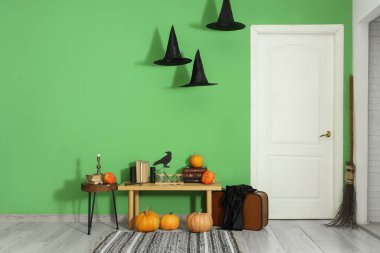 Koridorun içi Cadılar Bayramı için kapı, bank ve cadı şapkalarıyla dekore edilmiş.