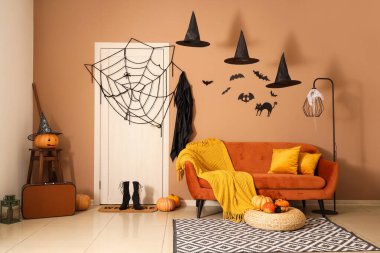 Koridorun içi Cadılar Bayramı için kapı, kanepe ve cadı şapkalarıyla dekore edilmiş.