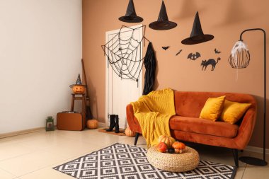 Koridorun içi Cadılar Bayramı için kapı, kanepe ve cadı şapkalarıyla dekore edilmiş.