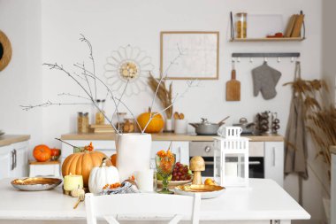 Mutfakta balkabaklarıyla sonbahar masası.