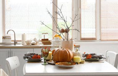 Mutfakta balkabaklarıyla sonbahar masası.