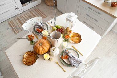 Mutfakta balkabaklarıyla sonbahar masası ayarı, üst manzara