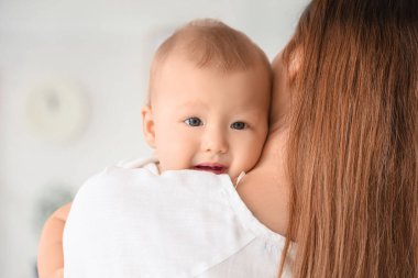 Doğumhanede yeni doğmuş bebeğiyle genç bir anne.