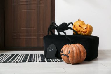 Cadılar Bayramı balkabağı ve oyuncak örümcekleriyle dolu koridorda