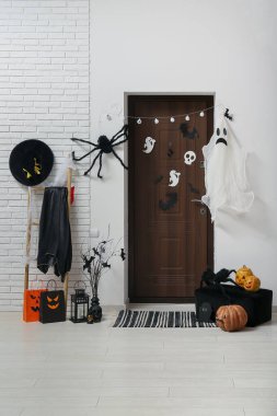 Koridorun içi Cadılar Bayramı için kapı, merdiven ve hediye çantalarıyla süslenmiş.