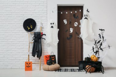 Koridorun içi Cadılar Bayramı için kapı, merdiven ve hediye çantalarıyla süslenmiş.