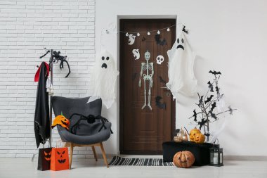 Koridorun içi kapı, koltuk ve hayaletlerle süslenmiş.