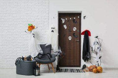 Cadılar Bayramı için dekore edilmiş koridorun içi kapı, koltuk ve puf ile süslenmiş.