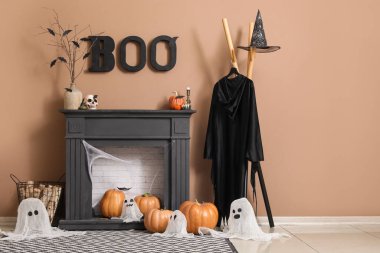 Koridorun içinde şömine, balkabağı ve Cadılar Bayramı süslemeleri var.