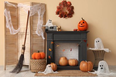 Balkabaklı, hayaletli ve cadılar bayramı süslü şömine.