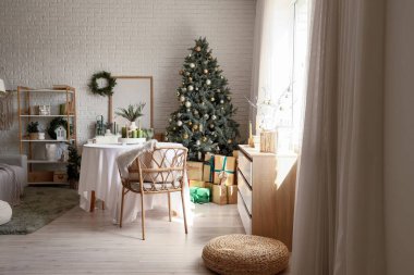 Masası, Noel ağacı ve hediyeleri olan bir yemek odası.