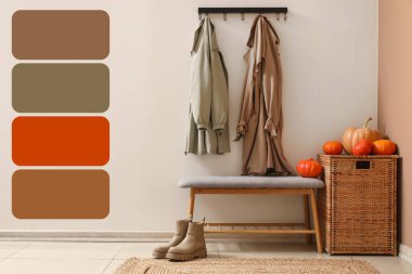 Koridorun içinde balkabakları, elbise askısı ve yumuşak bank var. Farklı renk desenleri