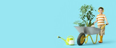 Kulaklıklı şirin Asyalı çocuk, mavi arka planda el arabası ve çiçekleri var ve mesaj için yeri var.