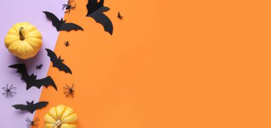 Kâğıt yarasalar, örümcekler ve Cadılar Bayramı partisi için taze balkabakları renkli arkaplanda metin için yer var.