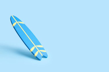 Mavi arkaplanda mini renk sörf tahtası