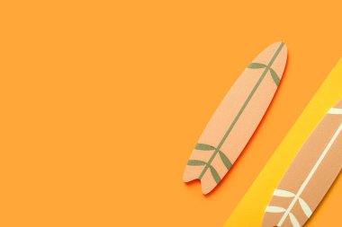 Renkli arkaplanda mini sörf tahtaları