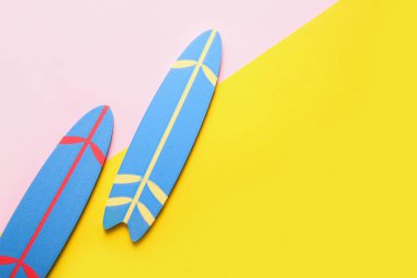 Renkli arkaplanda mini sörf tahtaları