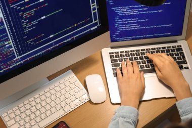 Ofiste dizüstü bilgisayarla çalışan kadın programcı, yakın plan.