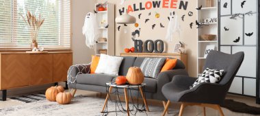 Cadılar Bayramı için dekore edilmiş şık bir oturma odası.