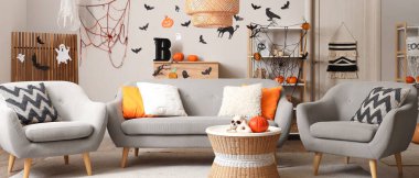 Cadılar Bayramı için dekore edilmiş şık bir oturma odası.