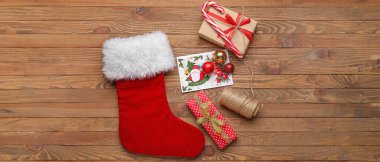 Ahşap arka planda Noel çoraplı hediyeler