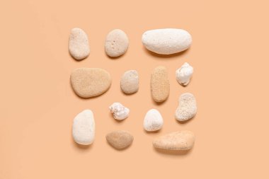 Turuncu arka planda çok sayıda çakıl taşı taşı