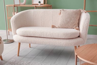 Oturma odasında yastıklı rahat bir kanepe, yakın çekim.