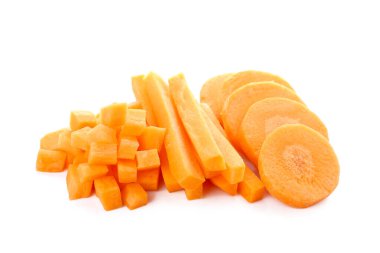 Beyaz arka planda taze havuç dilimleri