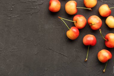 Siyah arka planda bir sürü tatlı sarı kiraz