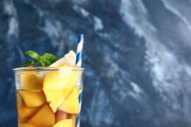 Mavi arka planda naneli taze şeftali limonatası.