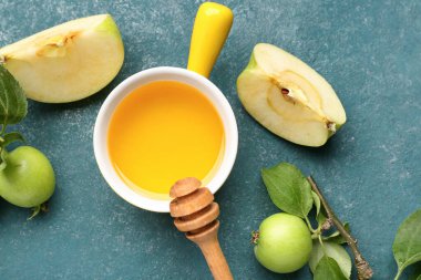 Rosh Hashanah kutlamaları için bir kase bal ve elma (Yahudi Yeni Yılı) mavi arka planda